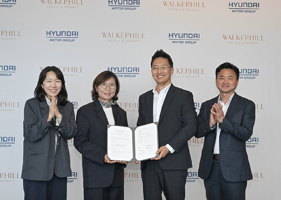 (왼쪽부터)박주영 현대차&middot;기아 모빌리티사업실 팀장, 김수영 현대차&middot;기아 모빌리티사업실 상무, 김세한 워커힐 호텔앤리조트 신성장추진담당, 이열근 워커힐 호텔앤리조트 지속경영담당이 20일 서울시 광진구 그랜드 워커힐 서울 호텔에서 모빌리티 친화 호텔 조성을 위한 업무협약을 체결하고 기념촬영하고 있다. [사진=현대자동차그룹]