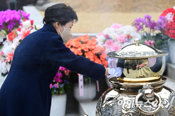 박근혜 전 대통령이 24일 오전 서울 동작구 국립서울현충원을 찾아 박정희 전 대통령 묘역을 참배하고 있다. [사진=사진공동취재단]