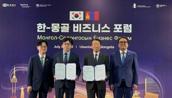 메가존클라우드와 몽골 후레대학교, 양국 정부 관계자들이 'AI&middot;클라우드 인재 양성을 위한 업무협약'을 체결한 뒤 기념촬영하고 있다. 사진은 왼쪽부터 김정관 산업통상부 장관, 이주완 메가존클라우드 의장, 정순훈 후레대학교 총장, 도그미드 도르지한드 몽골 부총리. [사진=메가존클라우드]