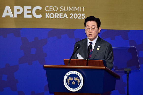이재명 대통령이 29일 경북 경주예술의전당에서 열린 'APEC CEO(최고경영자) 서밋' 개회식에서 특별연설을 하고 있다. 2025.10.29 [공동취재] [사진=연합뉴스]