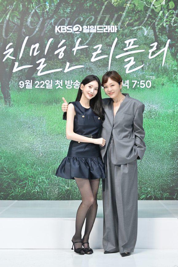 KBS 2TV 새 일일드라마 '친밀한 리플리' 제작발표회에 참석한 배우 이일화 이시아 [사진=KBS ]