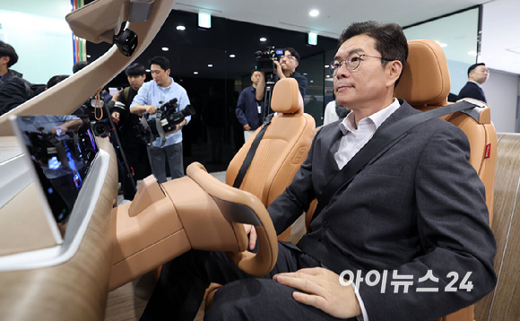 정원오 더불어민주당 서울시장 후보가 11일 서울 마곡동 LG사이언스파크를 방문해 LG AI연구원이 개발한 첨단 운전자 모니터링 시스템 체험을 하고 있다. [사진=국회사진기자단]