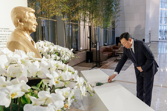 신동빈 롯데 회장이 15일 롯데월드타워 1층에 위치한 신격호 롯데 창업주 흉상에 헌화하고 있다. [사진=롯데]