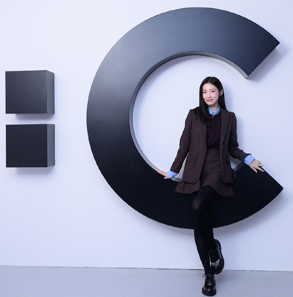 오마이걸 아린이 3일 서울 삼청동에서 열린 '25FW UNIQLO : C 컬렉션' 글로벌 런칭 행사 포토콜에 참석하고 있다. [사진=유니클로]