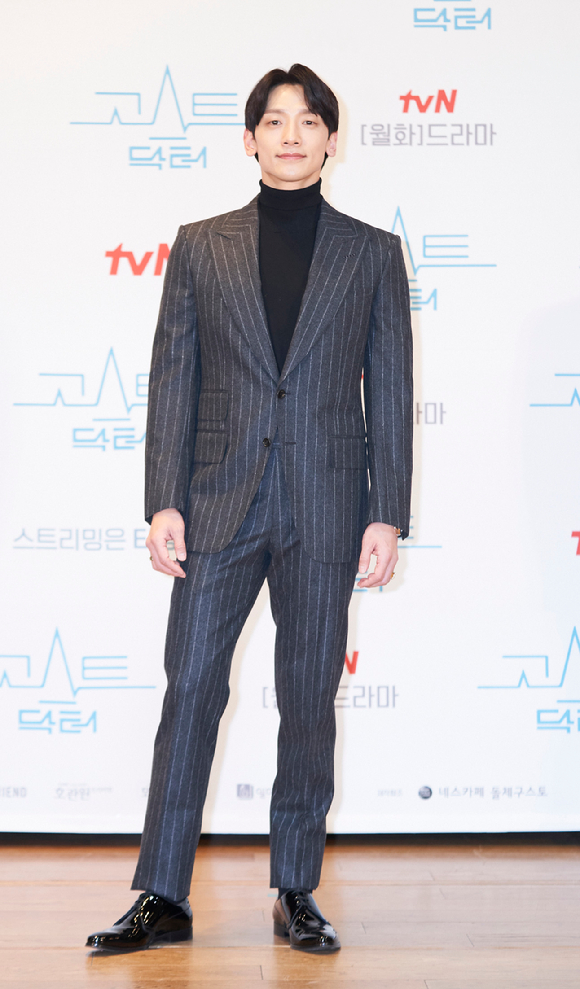 배우 정지훈(비)이 3일 온라인으로 진행된 tvN 새 월화드라마 '고스트 닥터' 제작발표회에 참석해 포즈를 취하고 있다. [사진=tvN]