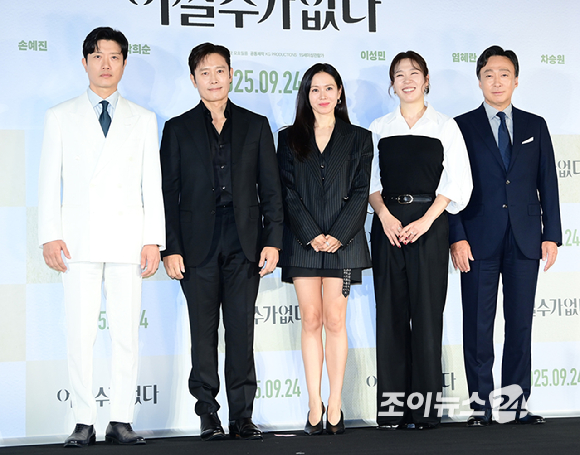 (왼쪽부터) 박희순-이병헌-박찬욱 감독-손예진-염혜란-이성민이 22일 오후 서울 CGV 용산아이파크몰에서 열린 영화 '어쩔수가 없다' (감독 박찬욱) 언론시사회에 참석하고 있다. [사진=정소희 기자]