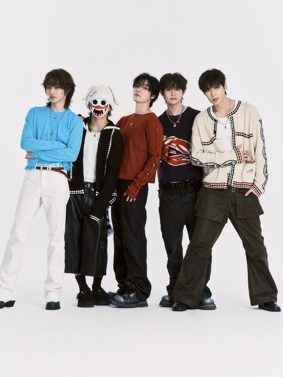 하츠웨이브 단체 콘셉트 포토 [사진=카카오엔터테인먼트]