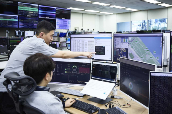 스파이더를 통해 벚꽃 축제 상황을 관리 중인 SK텔레콤 구성원들의 모습. [사진=SKT]