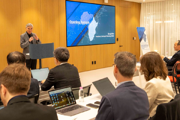 성 김 현대차그룹 전략기획담당 사장이 'SOAS CSST 연구 성과 보고회'에서 인사말을 하고 있다. [사진=현대차그룹]