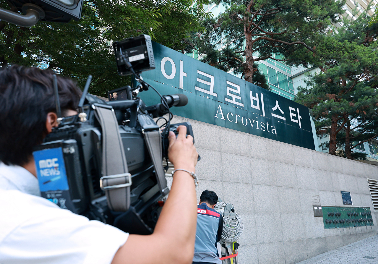 채상병 사건 수사방해 의혹을 수사하는 이명현 순직해병 특검팀이 11일 윤석열 전 대통령의 사저에 대한 압수수색에 나선 가운데 이날 서울 서초구 사저 앞에 취재진이 대기하고 있다. 2025.7.11 [사진=연합뉴스]