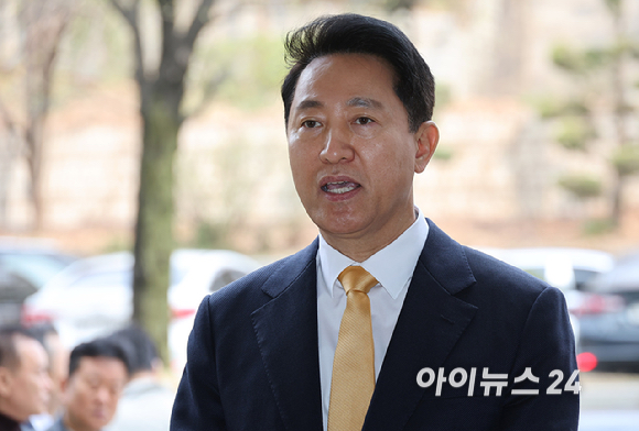 오세훈 서울시장이 1일 오전 서울 서초구 서울중앙지법에서 열린 여론조사 대납 의혹 사건 1심 속행 공판에 출석하며 취재진의 질문에 답하고 있다. [사진=사진공동취재단]
