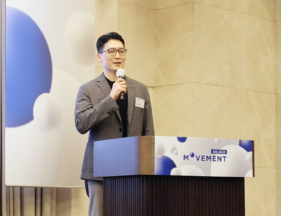 서상덕 S2W 대표가 지난 26일 오후 조선 팰리스 서울 강남에서 열린 연례 기술 컨퍼런스 &lsquo;SIS 2025: MOVEMENT'에서 환영사를 하고 있다. [사진=S2W]