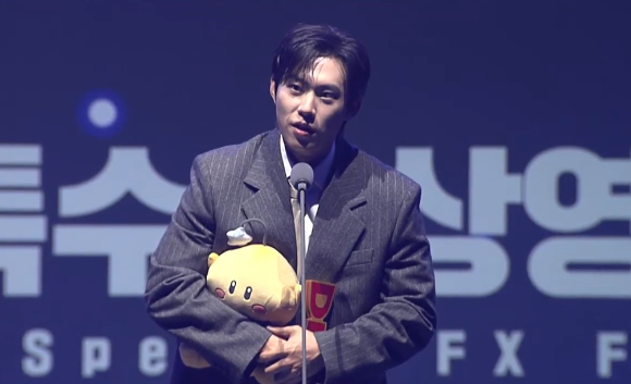 배우 김성철 디즈니+ 시리즈 '골드랜드'로 제8회 대전특수영상영화제(DFX OTT어워즈) 최우수상을 수상했다. [사진=유튜브 캡처]