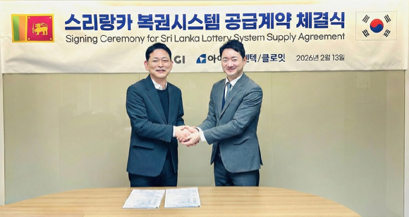 김윤관 아이티센 본부장(왼쪽)과 임정훈 SLGI 대표가 계약 체결 후 기념촬영을 하고 있다. [사진=아이티센]