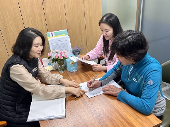 순창군 일자리지원센터가 구직자에 대한 취업 상담을 하고 있다. [사진=순창군 ]