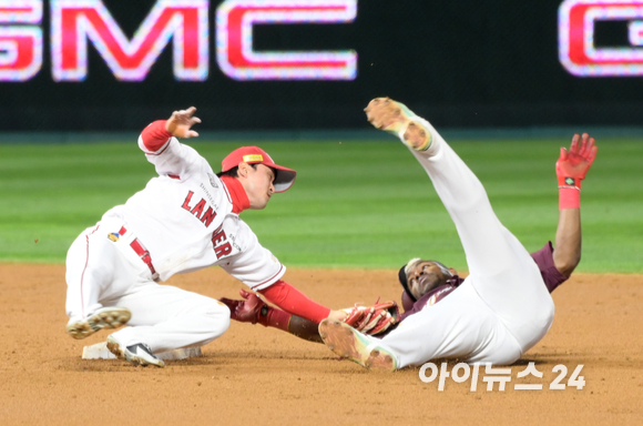 7일 오후 인천 SSG 랜더스필드에서 열린 2022 KBO리그 포스트시즌 한국시리즈 키움 히어로즈 대 SSG 랜더스의 5차전 경기에서 3회초 1사 1루 키움 김태진의 유격수 땅볼 때 주자 푸이그가 2루로 향하다 SSG 유격수 김성현에 태그아웃되고 있다. [사진=정소희 기자]