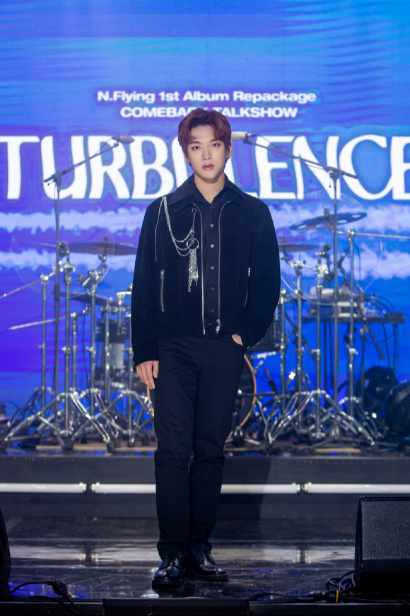 그룹 엔플라잉(N.Flying) 김재현이 6일 온라인으로 진행된 정규 1집 리패키지 앨범 'TURBULENCE' 발매 기념 컴백 토크쇼에 참석해 포즈를 취하고 있다. [사진=FNC엔터테인먼트]
