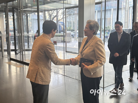 김정현 삼성전자 모바일경험(MX)사업부 부사장(왼쪽)이 19일 서울 서초구 삼성전자 사옥을 방문한 리사 수 AMD 최고경영자(CEO)와 만나 악수하고 있다. [사진=공동 취재단]