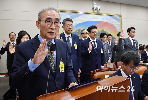 김영섭 KT대표이사가 14일 서울 여의도 국회에서 열린 공정거래위원회, 개인정보보호위원회 등에 대한 정무위원회 국정감사에 출석하고 있다. [사진=곽영래 기자]