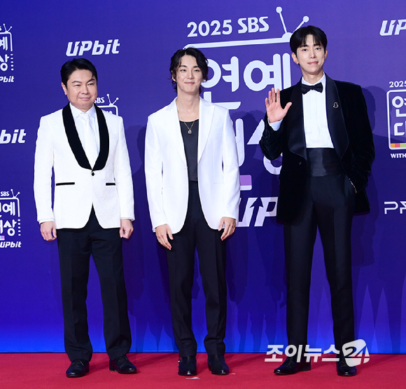'미운 우리 새끼' 임원희-윤시윤-윤현민이 30일 오후 서울 마포구 상암동 SBS 프리즘타워에서 열린&nbsp;2025 SBS 연예대상&nbsp;레드카펫 행사에 참석하고 있다. [사진=정소희 기자]