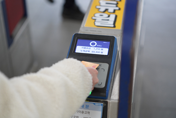 한 천안 시민이 버스 환승을 위해 지하철 개찰구를 통과하고 있다.  [사진=천안시]