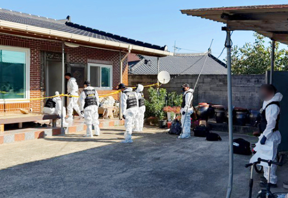 7일 오전 전남광주 나주시 한 주택에서 경찰이 현장 감식을 하고 있다. [사진=독자 제공, 연합뉴스]