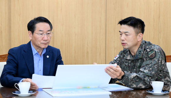 유정복 인천광역시장이 16일 시청 접견실에서 최근 북한의 도발과 관련해 이광섭 육군 제17보병사단장과 지역 안보 현안을 논의하고 있다. [사진=인천시]