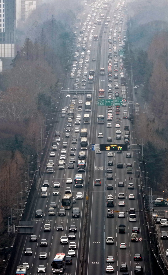 서울 서초구 반포IC 인근 경부고속도로 차량 통행이 정체되고 있다. [사진=연합뉴스]