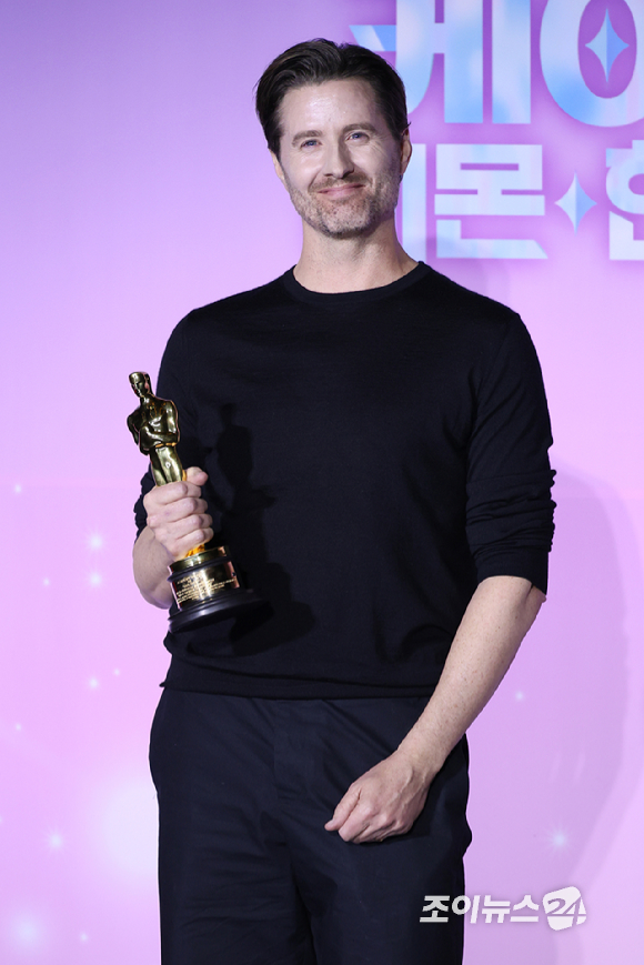 크리스 애플한스 감독이 1일 오후 서울 용산구 CGV 용산아이파크몰점에서 열린 넷플릭스 영화 '케이팝 데몬 헌터스' 제98회 아카데미 수상 기념 기자간담회에 참석해 포즈를 취하고 있다. [사진=문수지 기자]