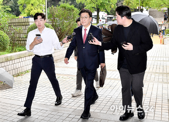 권성동 국민의힘 의원이 16일 서울 서초구 서울중앙지법으로 구속 전 피의자 심문(영장실질심사)을 받기 위해 이동하며 발언하고 있다. [사진=곽영래 기자]