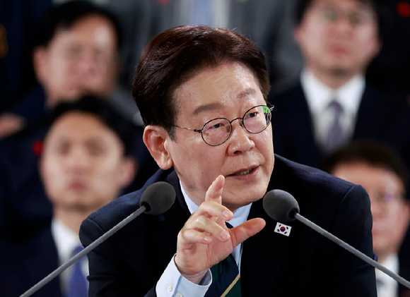 이재명 대통령이 지난달 30일 제주한라대학교 한라컨벤션센터에서 열린 타운홀미팅 '제주의 마음을 듣다'에서 발언하고 있다. [사진=연합뉴스]