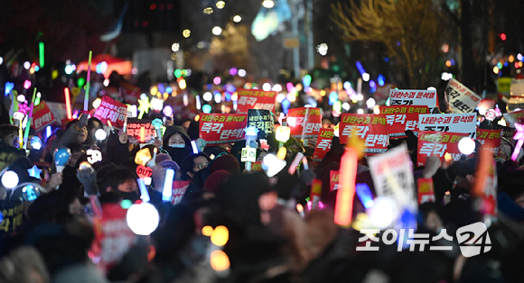 13일 오후 서울 영등포구 산업은행 본점 앞에서 열린 '내란수괴 윤석열 즉각 탄핵! 즉각 체포! 탄핵촛불문화제' 에서 시민들이 응원봉을 흔들며 구호를 외치고 있다. [사진=곽영래 기자]