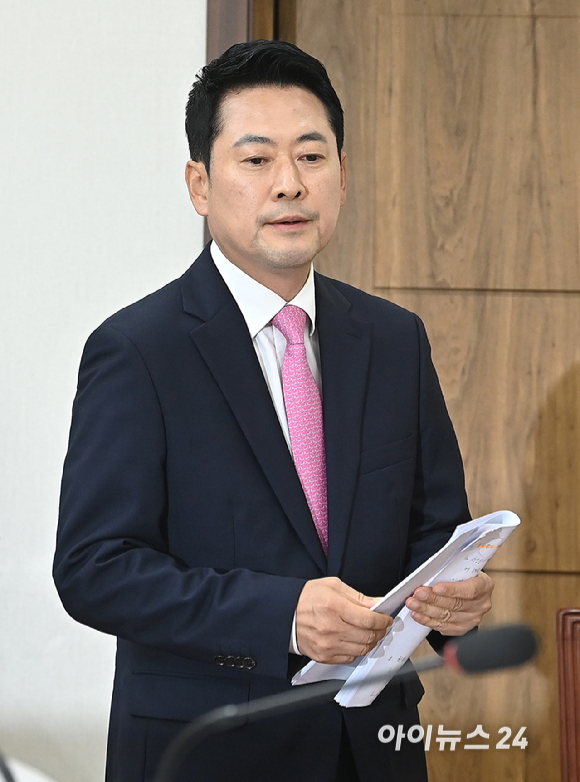 장동혁 국민의힘 당대표가 27일 서울 여의도 국회에서 중앙선관위 선거 소청 심리에 참석하기에 앞서 기자회견을 하기 위해 이동하고 있다. [사진=곽영래 기자]