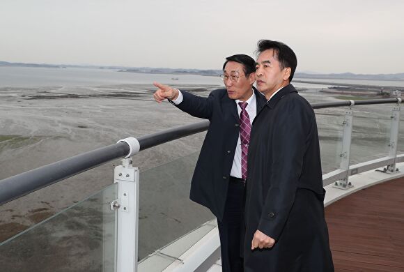 최재형 보은군수(오른쪽)가 충남 홍천군 스카이타워를 방문해 이용록 홍성군수로부터 설명을 듣고 있다. [사진=보은군]