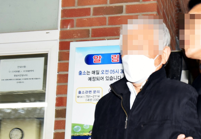 28일 오후 광주 동구 광주고등법원 앞에서 청산가리 막걸리 사건의 백모씨가 사건 발생 16년 만에 재심에서 무죄를 선고받은 뒤 연 기자회견에서 눈시울을 붉히고 있다. 백씨 부녀는 2009년 독극물인 청산가리를 막걸리에 타 배우자이자 친모 등을 살해한 혐의로 기소돼 무기징역과 징역 20년을 각각 선고받아 대법원 확정판결까지 받았으나, 지난해 재심 개시가 결정돼 이날 무죄를 선고받았다. 2025.10.28 [사진=연합뉴스]