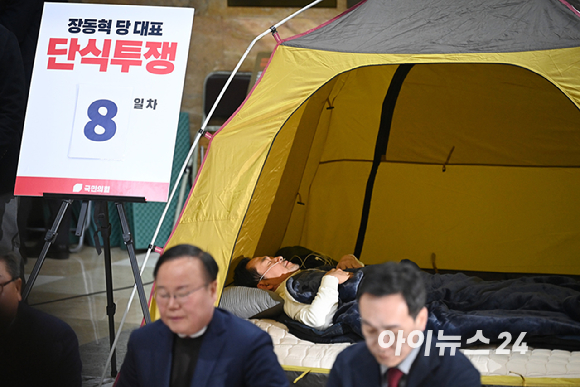 통일교&middot;공천헌금 '쌍특검'을 요구하며 8일째 단식을 진행 중인 장동혁 국민의힘 대표가 22일 서울 여의도 국회에서 단식을 중단하고 병원으로 이송되고 있다. [사진=곽영래 기자]