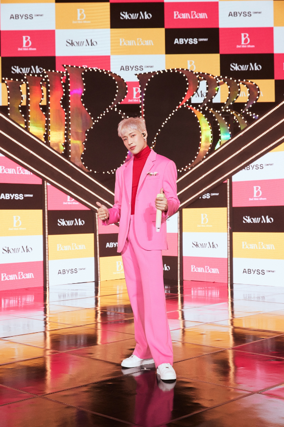 가수 뱀뱀이 18일 두번째 미니앨범 'B' 발매 기념 온라인 쇼케이스에서 포즈를 취하고 있다. [사진=어비스컴퍼니]