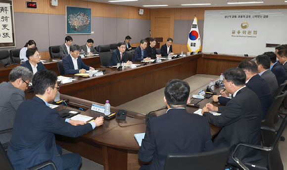 이억원 금융위원장이 15일 오후 서울 종로구 정부서울청사에서 금융감독원, 한국거래소 등 유관기관 및 시장 전문가와 함께 개최한 '증시상황 긴급 점검회의'를 진행했다. [사진=금융위원회]