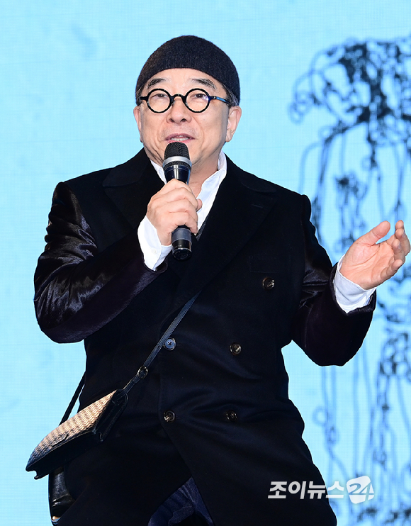 가수 김수철이 17일 오후 서울 마포구 홍대 롤링홀에서 열린 밴드 YB 새 EP 앨범 'Odyssey' 쇼케이스에 깜짝 손님으로 참석해 윤도현과 인사를 나누고 있다. [사진=정소희 기자]