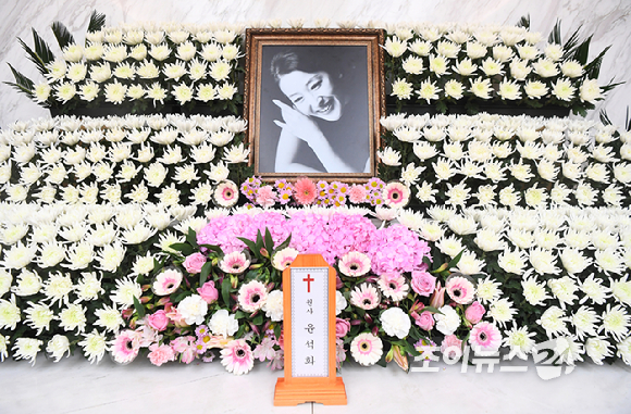 뇌종양으로 투병 중 별세한 배우 윤석화의 빈소가 19일 서울 신촌세브란스병원 장례식장에 마련됐다. [사진=사진공동취재단]