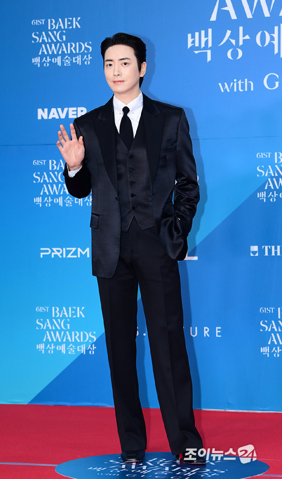 배우 이준혁이 5일 오후 서울 삼성동 코엑스에서 열린 제61회 백상예술대상 시상식 레드카펫 행사에 참석하고 있다. [사진=정소희 기자]