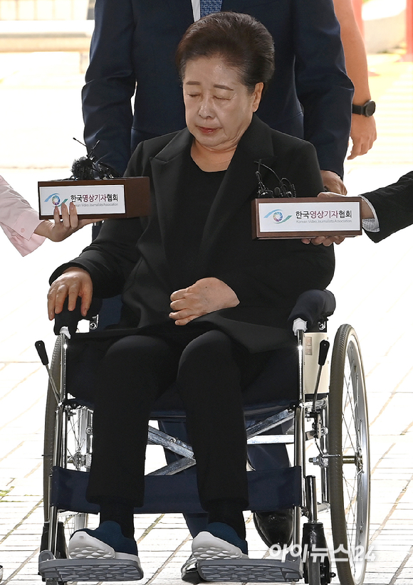 권성동 국민의힘 의원에게 불법 정치자금을 전달한 혐의 등을 받고 있는 한학자 통일교 총재가 22일 서울 서초구 서울중앙지법으로 구속 전 피의자 심문(영장실질심사)에 출석하고 있다. [사진=곽영래 기자]