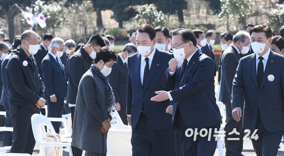 윤석열 대통령 당선인과 김부겸 국무총리 등이 3일 제주4.3평화공원에서 열린 제 74회 4.3희생자 추념식에 참석하고 있다. [사진=인수위사진기자단]