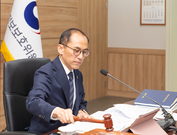 고학수 개인정보보호위원회 위원장이 지난 25일 오후 서울 종로구 정부서울청사에서 제17회 개인정보보호위원회 전체회의 개회를 알리며 의사봉을 두드리고 있다. [사진=개인정보보호위원회 ]