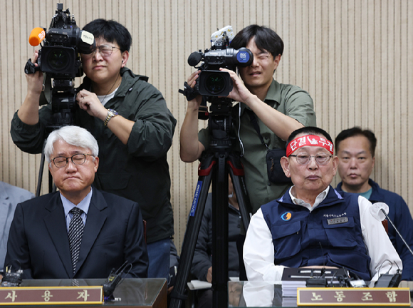 15일 서울 영등포구 서울지방노동위원회에서 열린 서울시버스노동조합의 노동 쟁의 관련 분쟁에 대한 2차 조정회의에서 박점곤 서울시버스노조 위원장(오른쪽)과 김정환 서울시버스운송조합 이사장이 참석하고 있다. [사진=연합뉴스]
