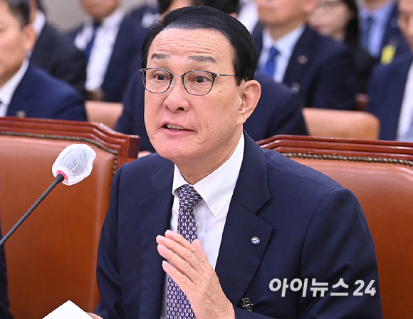 노동진 수산업협동조합중앙회장이 27일 서울 여의도 국회에서 열린 농림축산식품해양수산위원회의 수협중앙회 등에 대한 국정감사에서 질의에 답하고 있다. [사진=곽영래 기자]