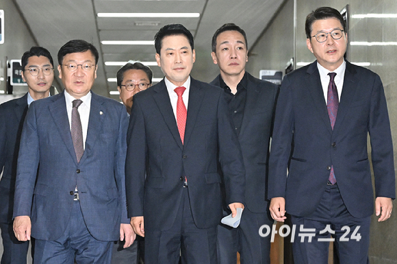 국민의힘 장동혁 당대표와 정점식 원내대표 등 지도부가 11일 서울 여의도 국회에서 열린 최고위원회의에 참석하고 있다. [사진=곽영래 기자]