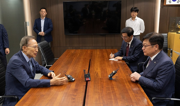 이명박 전 대통령이 31일 서울 서초구 자신의 사무실을 찾은 국민의힘 정점식 원내대표와 환담을 나누고 있다. 2026.8.31 [사진=국회사진기자단]