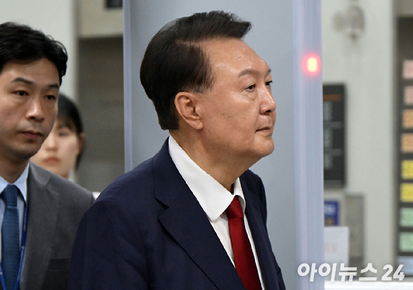 12.3 비상계엄 사태 관련 내란 혐의를 받는 윤석열 전 대통령이 지난 9일 서울 서초구 서울중앙지방법원에서 구속 전 피의자 심문(영장실질심사)을 마치고 대기 장소인 서울구치소로 이동하고 있다. [사진=사진공동취재단]