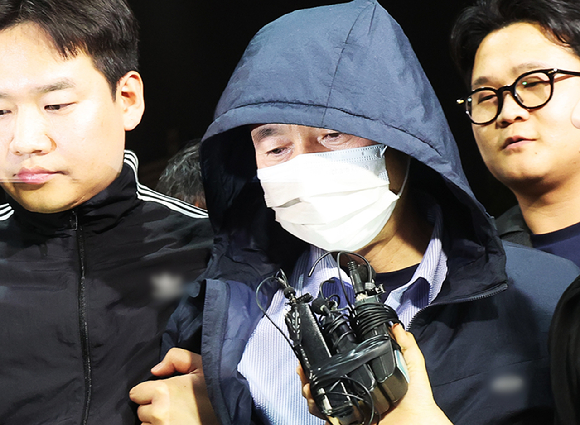 시흥 흉기사건의 용의자인 차철남이 지난 19일 경찰에 긴급체포돼 경기 시흥경찰서로 압송되고 있다. [사진=연합뉴스]